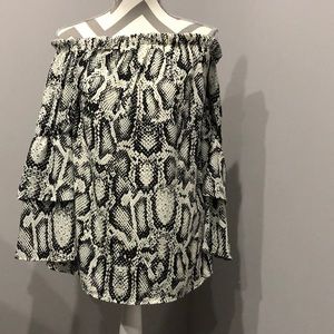 Peach Love bell sleeve top. Off shoulder Sz M